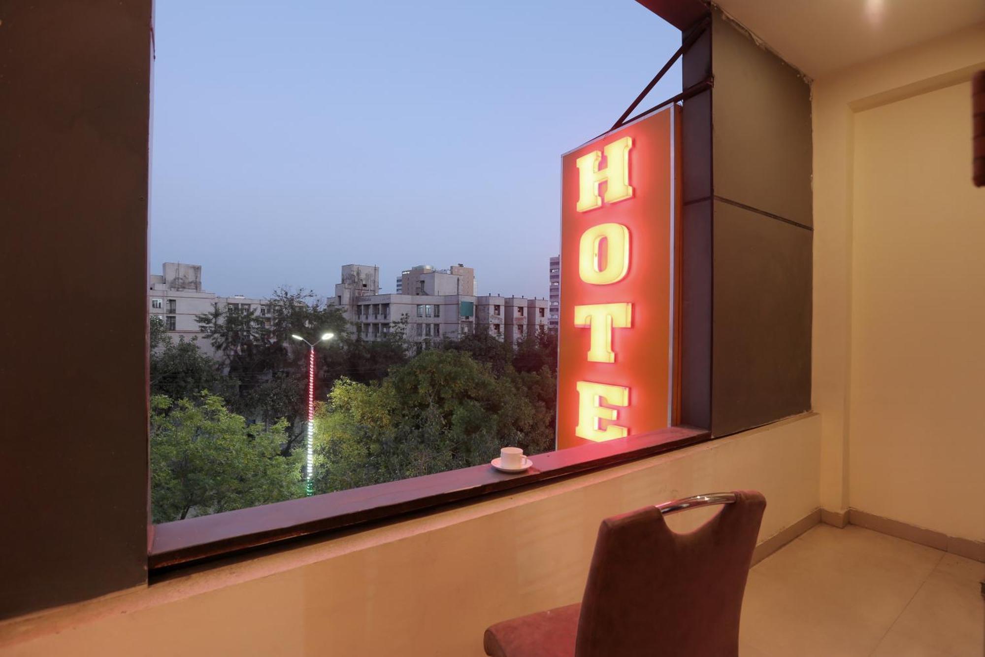 Hotel Lemon Suites & Banquet Noida Sector 62 מראה חיצוני תמונה